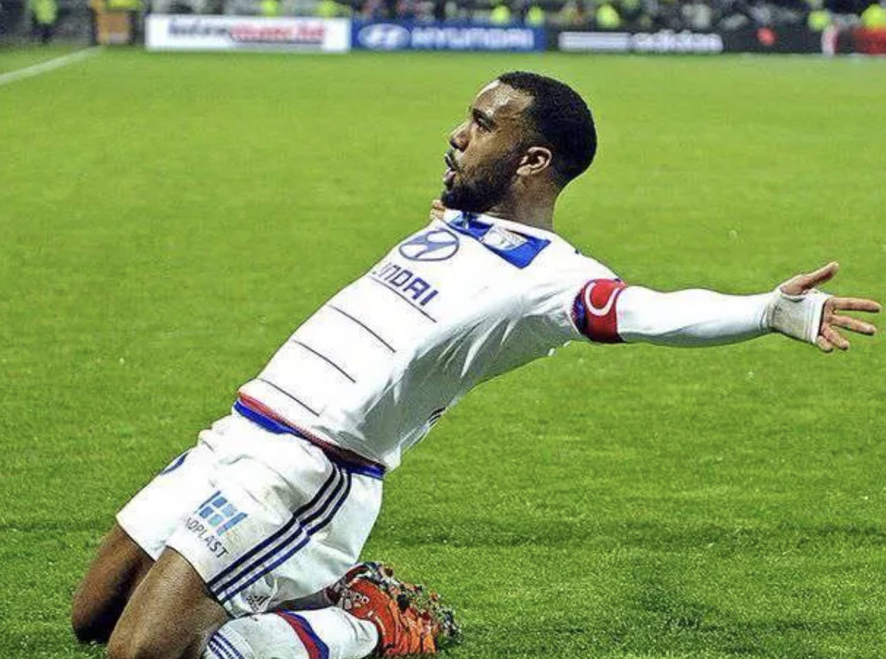 里昂队在比赛中获得重要胜利