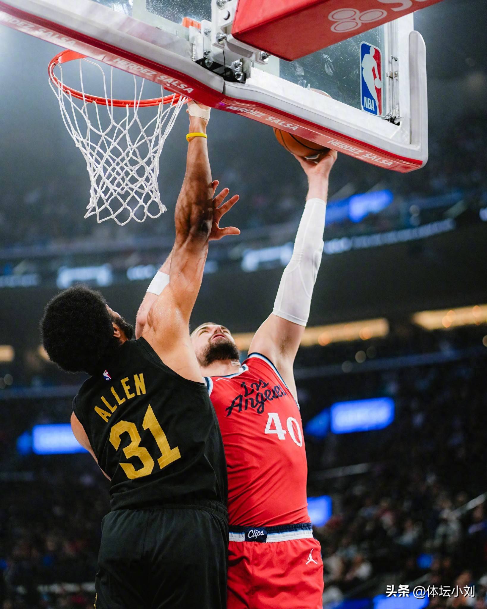 爱游戏app下载地址-包含快船主场大胜马刺，莱昂纳德稳健发挥的词条