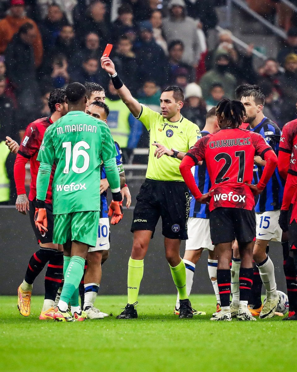 爱游戏官方-意大利联赛：米兰德比战备受关注