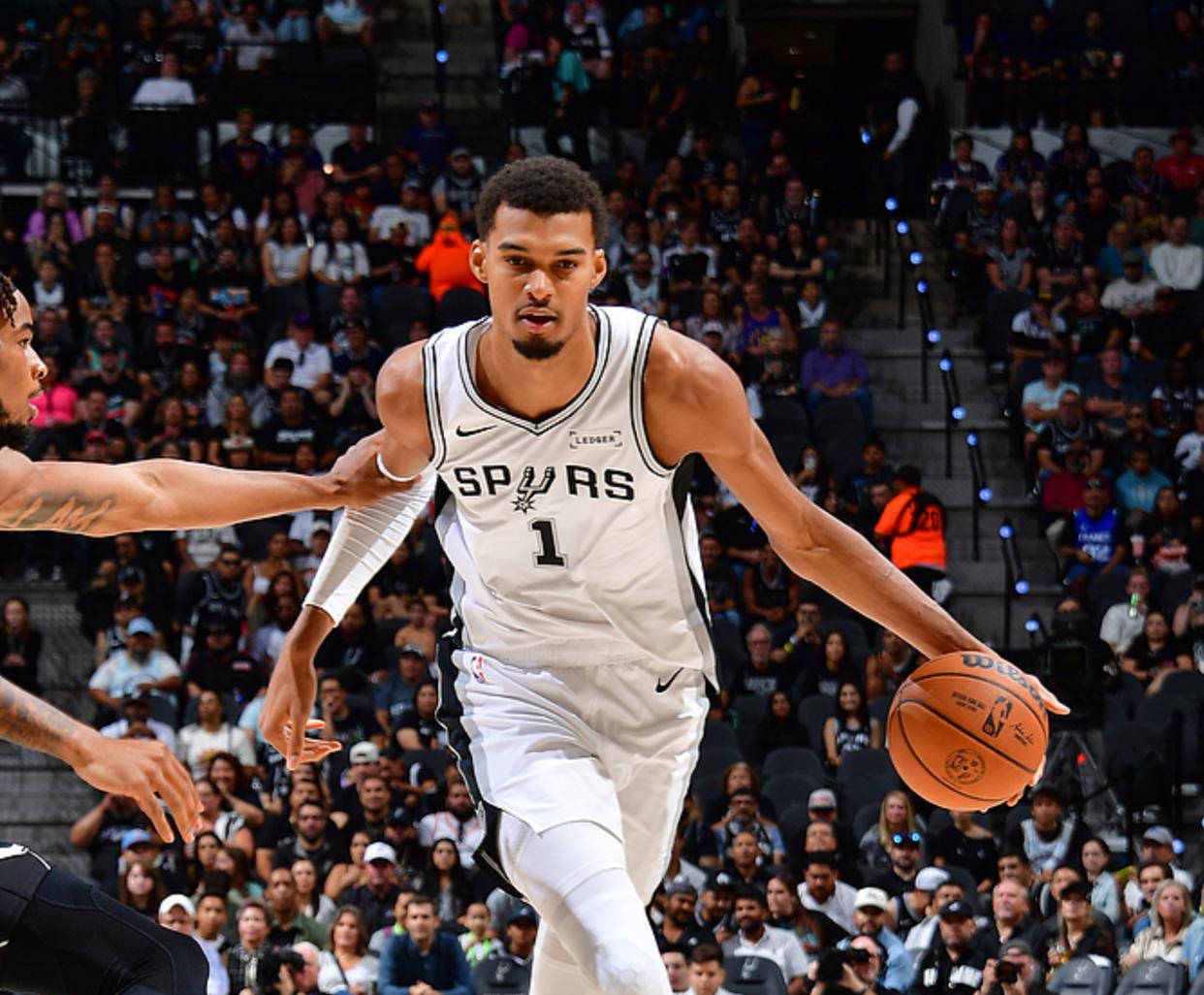 关于太阳强势登顶西部，击败马刺取得连胜的信息