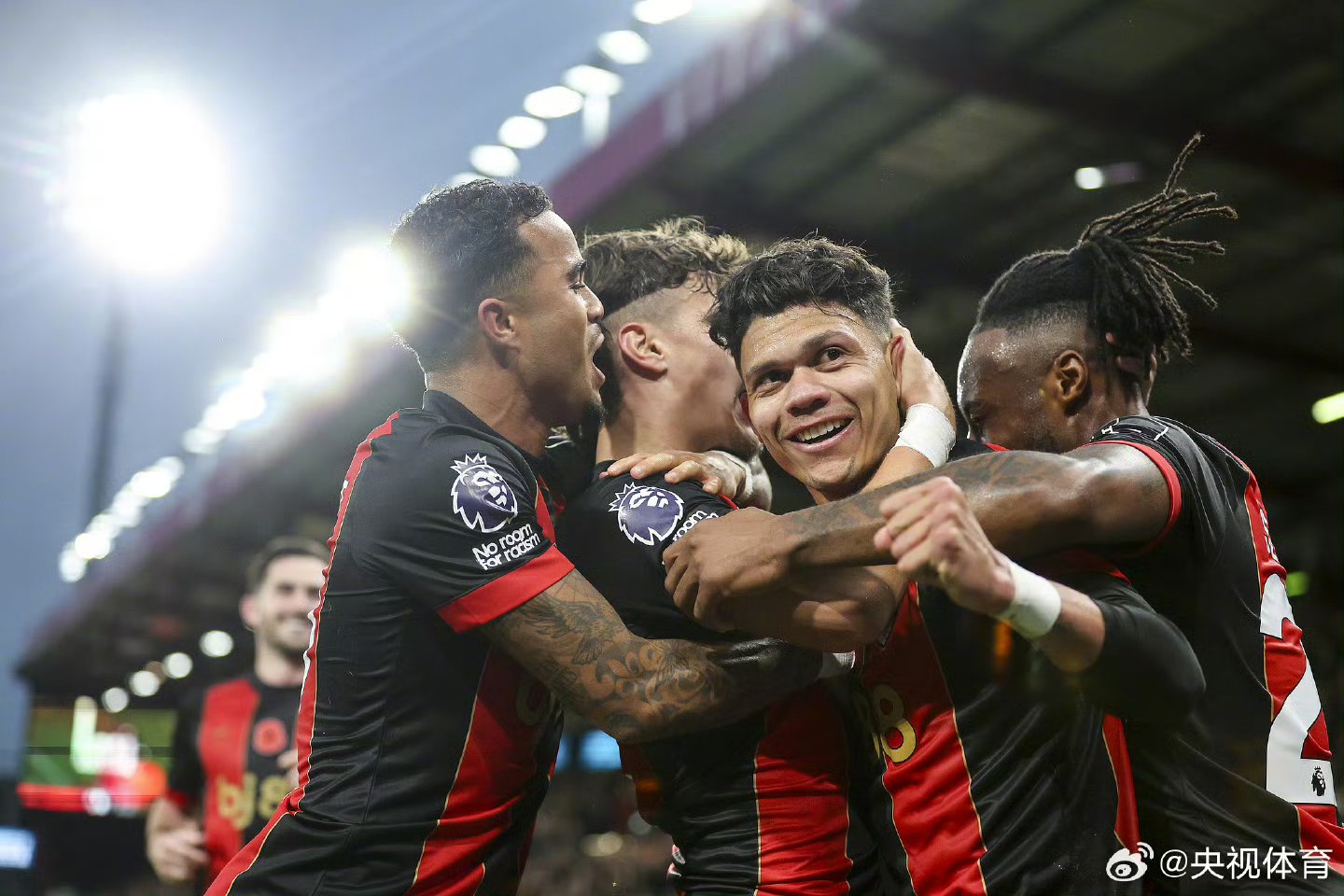 包含伯恩茅斯继续奋斗，追逐英超荣耀的词条