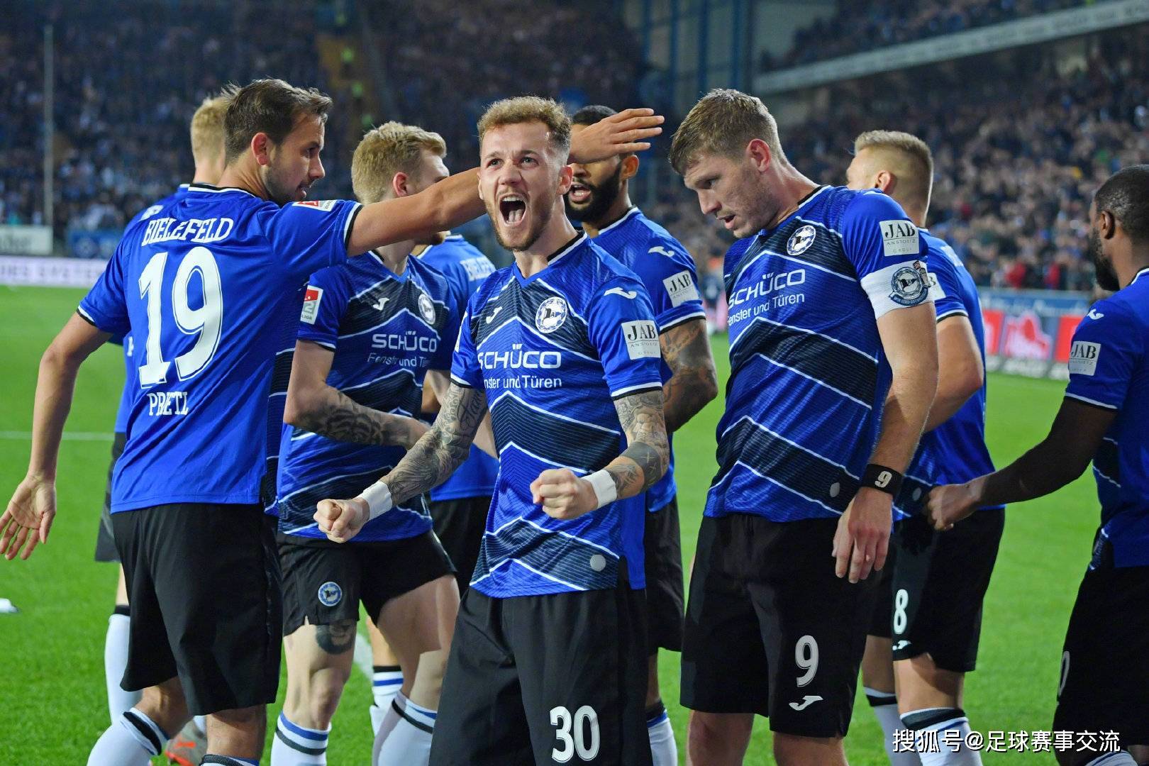 爱游戏教练-沙尔克战胜对手赢得比赛